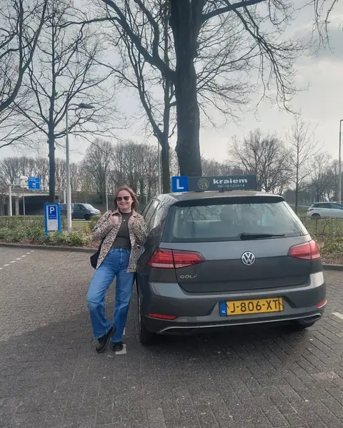 Geslaagde leerling naast de lesauto van Rijschool Kraiem in Tilburg