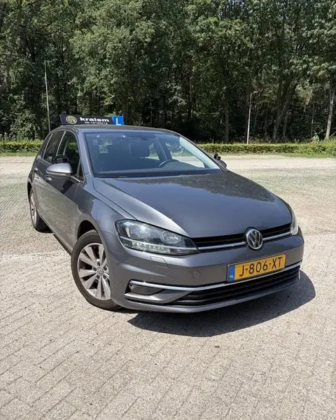 De handgeschakelde VW Golf lesauto van Rijschool Kraiem waarin je in Tilburg rijles krijgt